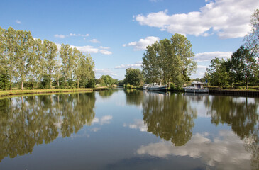 Fototapeta na wymiar canal de Roanne à Digoin vers le village de Melay en été