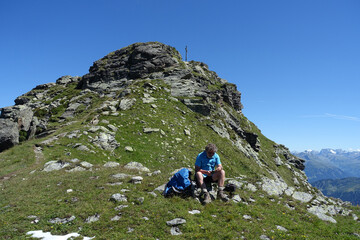 Fototapeta premium Wanderer am Riedkopf bei Gargellen