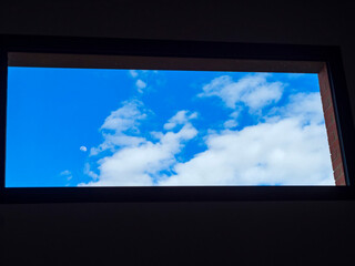 Fototapeta premium Ventana con el cielo con nubes y la luna 