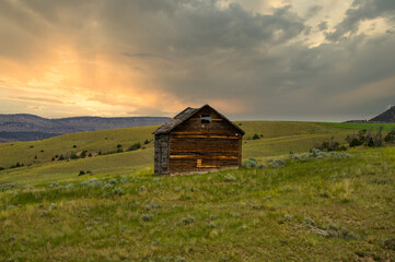 Fototapeta na wymiar old barn in the mountains