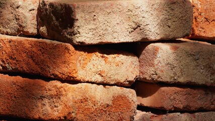 alte,rote ziegel aufeinander geschlichtet, rustikal, altbacken, platz für text 