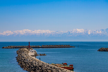
富山湾で海越しに見える立山連峰
