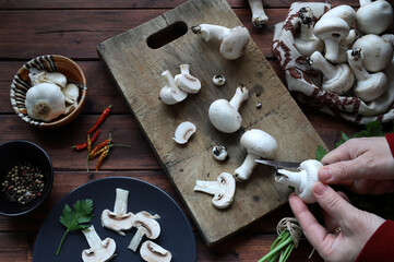 Funghi champignon freschi e ingredienti per cucinare su fondo rustico. Cucinare funghi biologici....