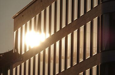 Naklejka premium Sonne an einem Hochhaus