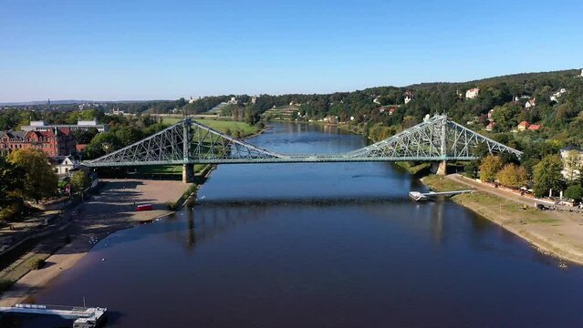 Drohnenfoto, Drohnenaufnahme, Drohnenflug, Drohnenvideo, Elbe, Br&uuml;cke, Blaues Wunder, Elbflorenz, Blick auf Loschwitz, Sonnenschein, blauer Himmel, Schwebebahn, Elbschl&ouml;sser, Elbwiesen, Elberadweg, 