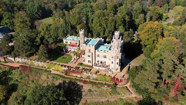Drohnenfoto, Drohnenaufnahme, Drohnenvideo, Drohnenflug entlang der Elbe, Nahaufnahme der Elbschl&ouml;sser, Schloss Eckberg, Linglerschloss, Restaurant Lingler Terrassen, Schloss Albrechtsburg, Weinberge,