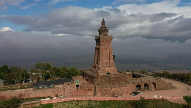 Drohnenfoto, Drohnenaufnahme, Drohnenvideo, Drohnenflug &uuml;ber den Kyffh&auml;user mit Kaiser Wilhelm Denkmal, Barbarossadenkmal, Nebel, Wolken, blauer Himmel, Kyffh&auml;userland, Th&uuml;ringen, Deutschland