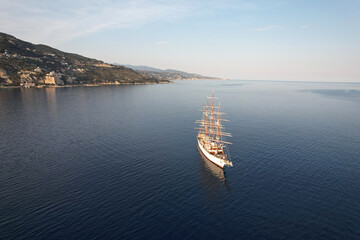 bateau à voile de luxe à l'ancre dans une baie de Méditerranée