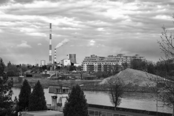Miejski krajobraz w czerni i bieli. Elektrociepłownia i budowa osiedla w sąsiedztwie rzeki - obrazy, fototapety, plakaty