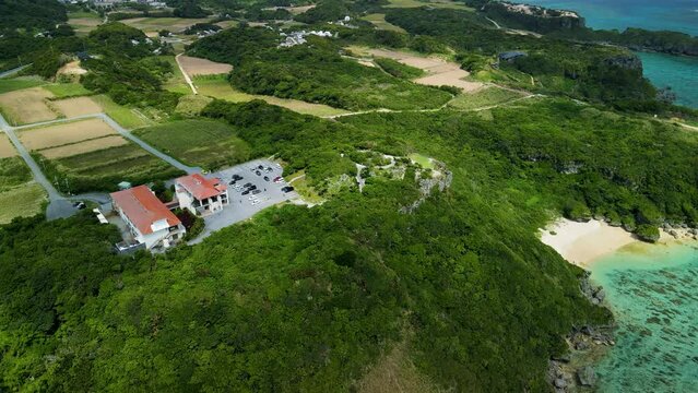 【沖縄・航空撮影】沖縄県の青い海と果報バンタを空撮①