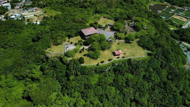 【沖縄・航空撮影】沖縄県八重瀬具志頭城跡と海岸線を航空撮影①