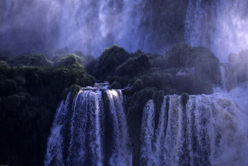 Detail der terrassenförmigen Wasserfälle von Iguazu, Argentinien