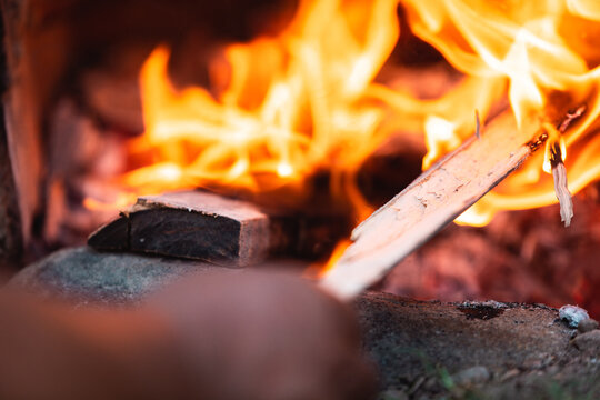 Proceso de elaboraci&oacute;n de brasas con le&ntilde;a