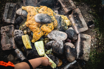 Elaboración de Pachamanca en horno de piedras. Comida tradicional del Perú