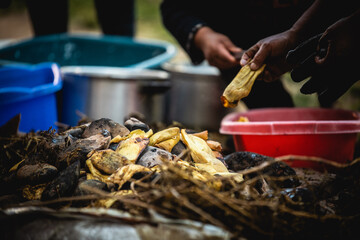Elaboración de Pachamanca en horno de piedras. Comida tradicional del Perú