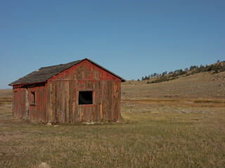 Obraz premium old barn in the field