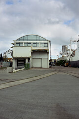 Fototapeta na wymiar Bâtiment port de commerce