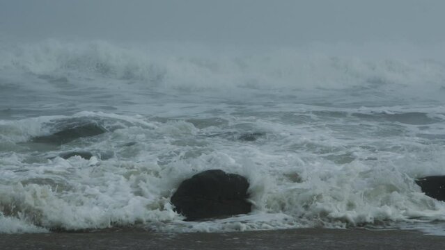 Foggy Beach - Tide crashing over rocks - Slow Motion