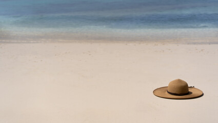 Fototapeta na wymiar Straw hat on the white sand of the Maldivian beach. Copy space