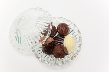 白背景のガラス容器に入れたチョコレート