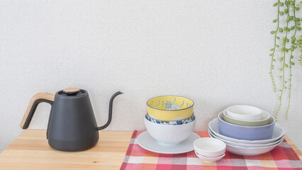 テーブルの上に重ねた食器