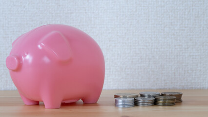 ブタの貯金箱と小銭｜日本のお金