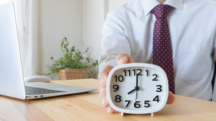 時計とビジネスマン｜8時・20時