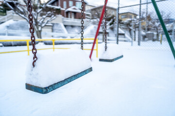 雪の日のブランコ　冬のイメージ