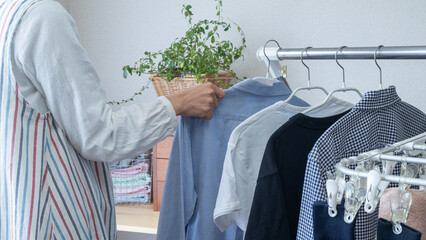 洗濯物の部屋干し。梅雨の時期イメージ