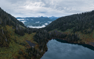 Fototapeta na wymiar The Cascade Range stretches out, seen here above Lake 22.