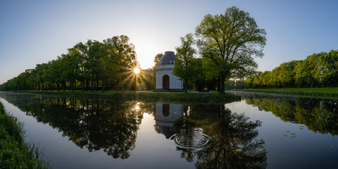 Fototapeta premium Eckpavillon an der Draft in den Herrenhäuser Gärten in Hannover an einem frühen Morgen im Frühling