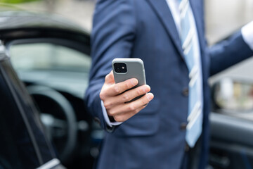 男性・車・スマートフォン
