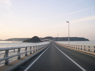 Fototapeta premium 夕暮れの角島大橋