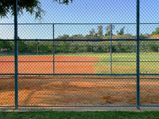 chain link fence baseball field dugout practice sports park playground empty ballpark - obrazy, fototapety, plakaty