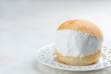 生クリームをたっぷり挟んだマリトッツォ
