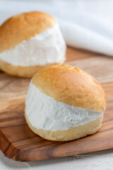 生クリームをたっぷり挟んだマリトッツォ