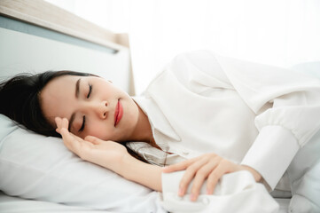 Obraz na płótnie Canvas Young asian beautiful woman happy sleep on bed in morning time