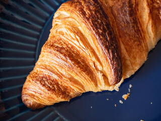 甘くて美味しいクロワッサンのクローズアップ。バターの良い香りがするパン。