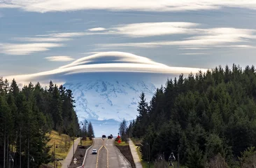 Foto op Canvas dramatic huge UFO shaped  lenticular cloud on top of Mt.Rainier in Washington. © Nathaniel Gonzales