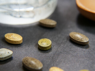 サプリメントと水