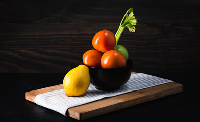 Bowl con vegetales y fruta