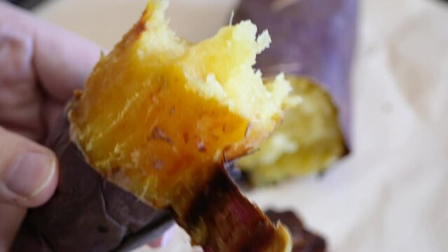 熱々の焼き芋の皮を剥く動画。
