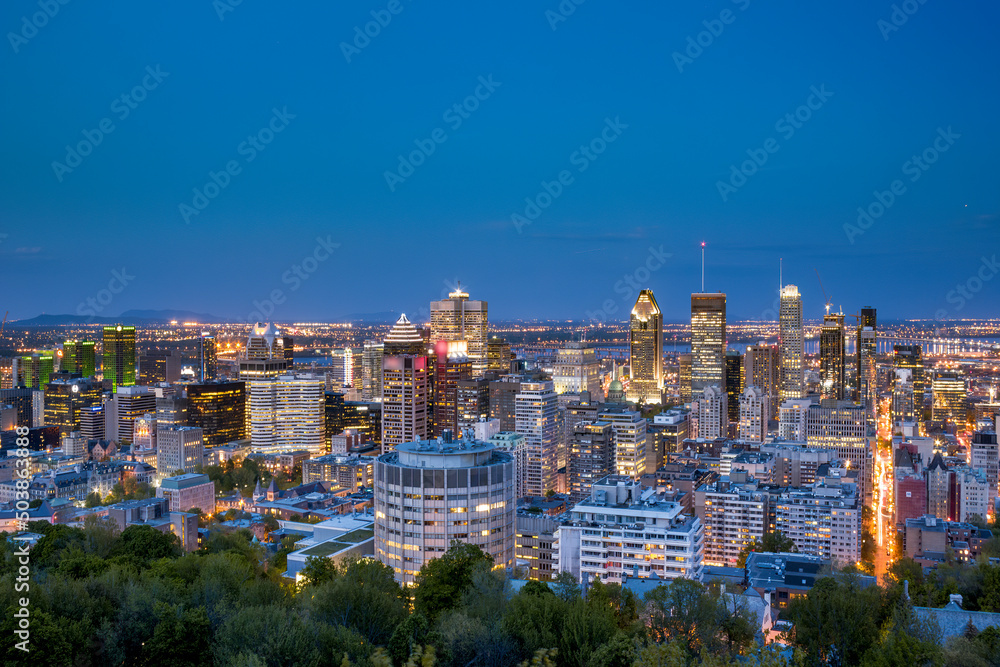 Wall mural the skyline of montreal canada at dusk