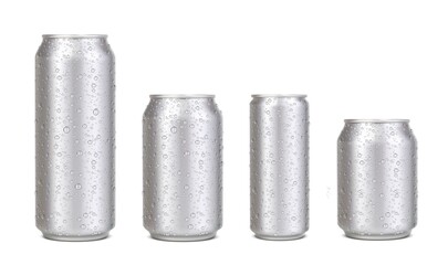 Realistic aluminium cans with water drops. Silver beer, soda, lemonade, juice, energy drink mockups. Vector tin cans of cold beverages, isolated 3d blank metal containers with condensation droplets - obrazy, fototapety, plakaty
