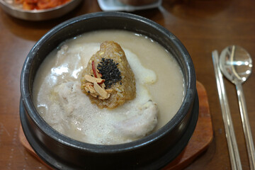 Samgyetang is a healthy Korean food made by boiling young chicken, ginseng, and jujube in an earthenware bowl.