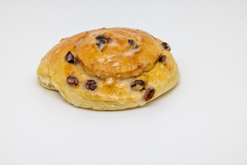 Schnecke mit Rosinen auf weißen Hintergrund