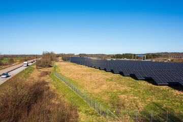 Fotovoltaikanlagen an der Autobahn bei Bordesholm in Schleswig-Holstein