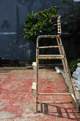 The badminton referee's seat, which is made of iron, has started to rust