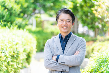 ミドル男性・屋外・新緑・公園・笑顔