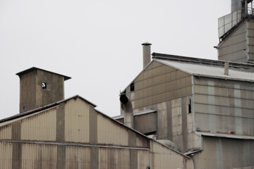 Fototapeta na wymiar factory building with chimney